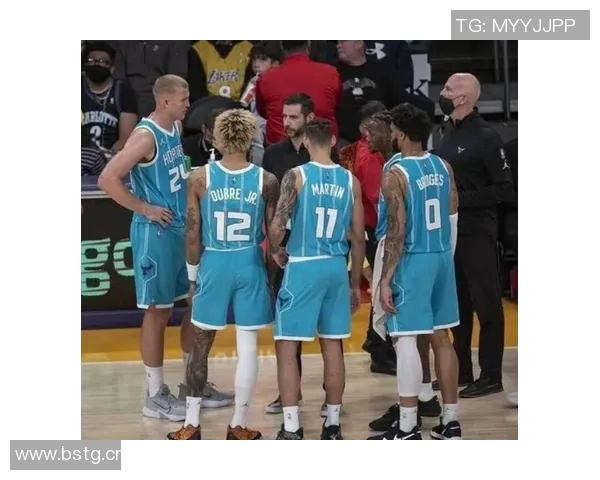 黄蜂发布球队封闭训练照片詹姆斯-博兰夏拍摄